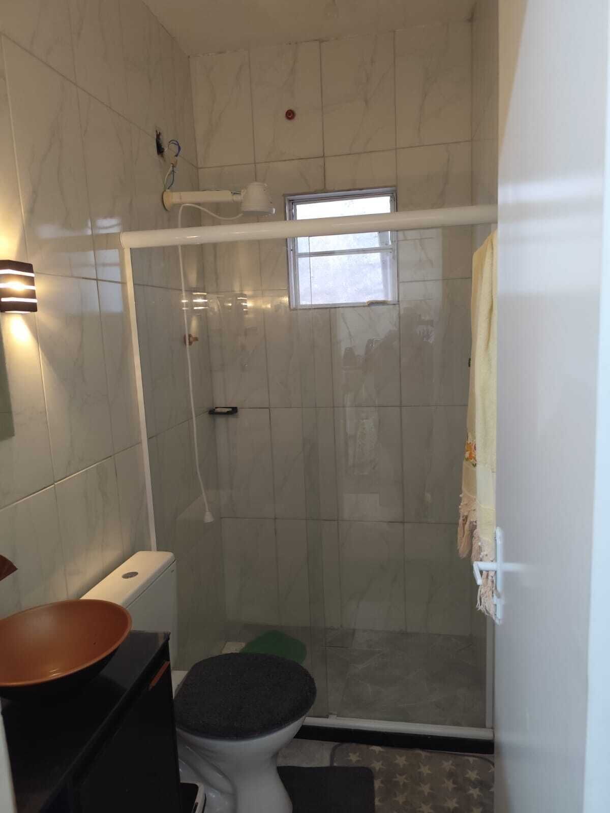 Chuveiro, toalhas de banho, sabonete, shampoo