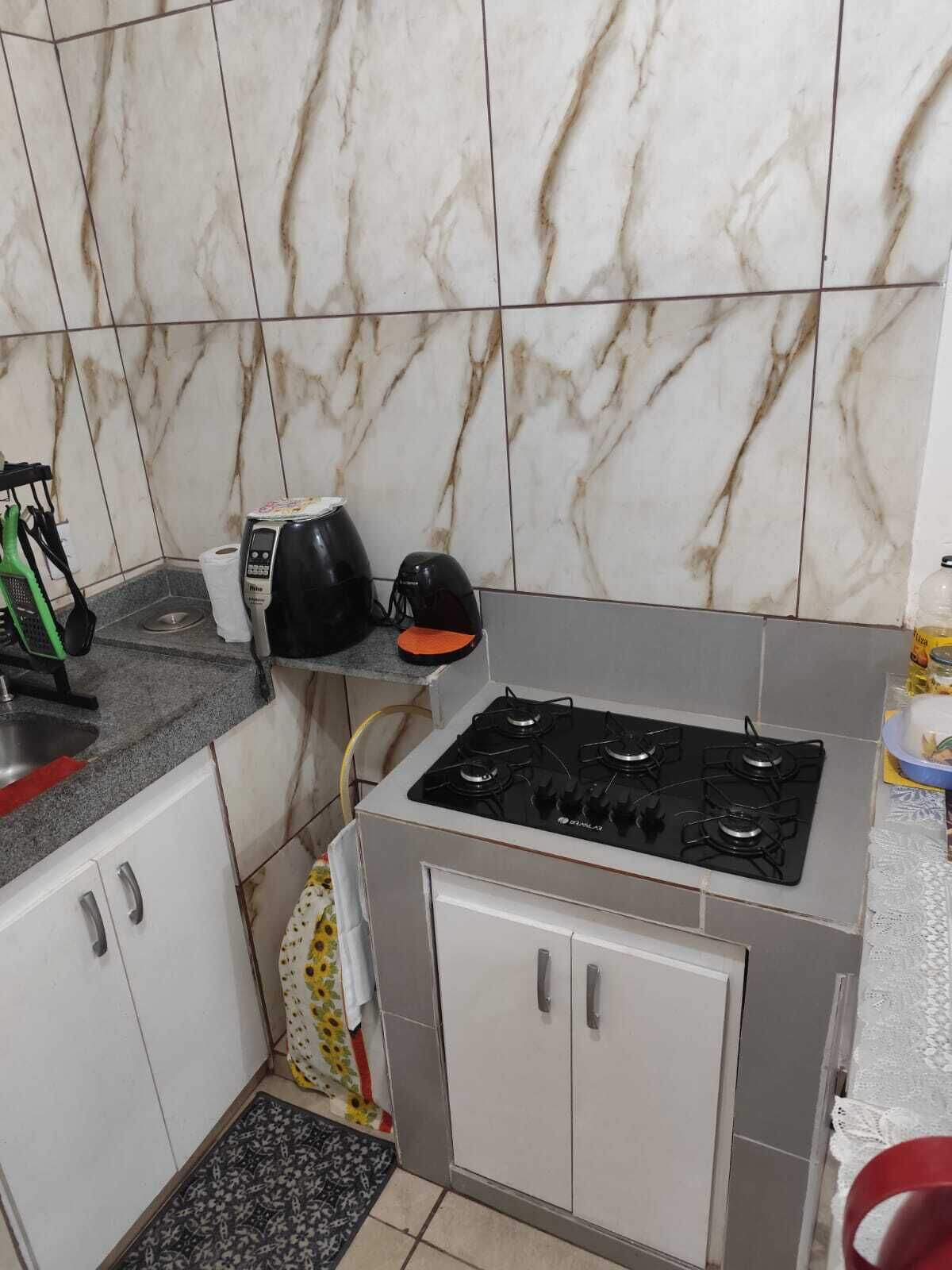 Fridge, oven, stovetop, coffee/tea maker