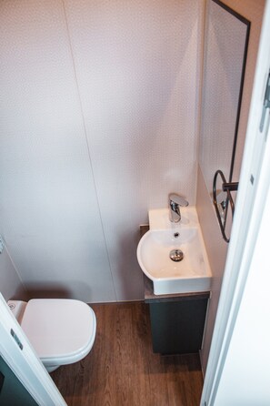 Mobile Home | Bathroom | Towels