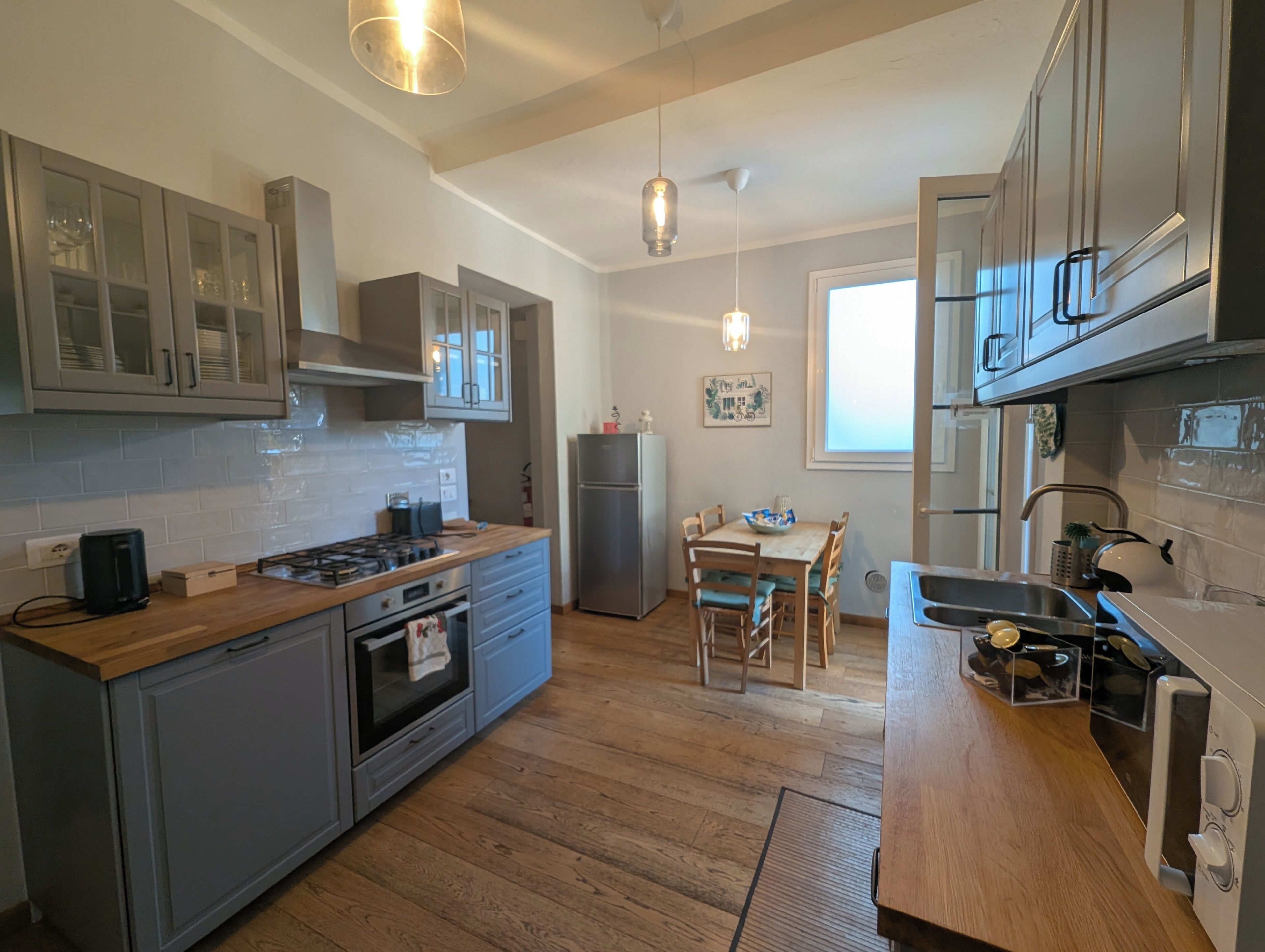 Jääkaappi, mikroaaltouuni, uuni, liesi