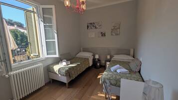 2 camere, una scrivania, ferro/asse da stiro, culla da viaggio