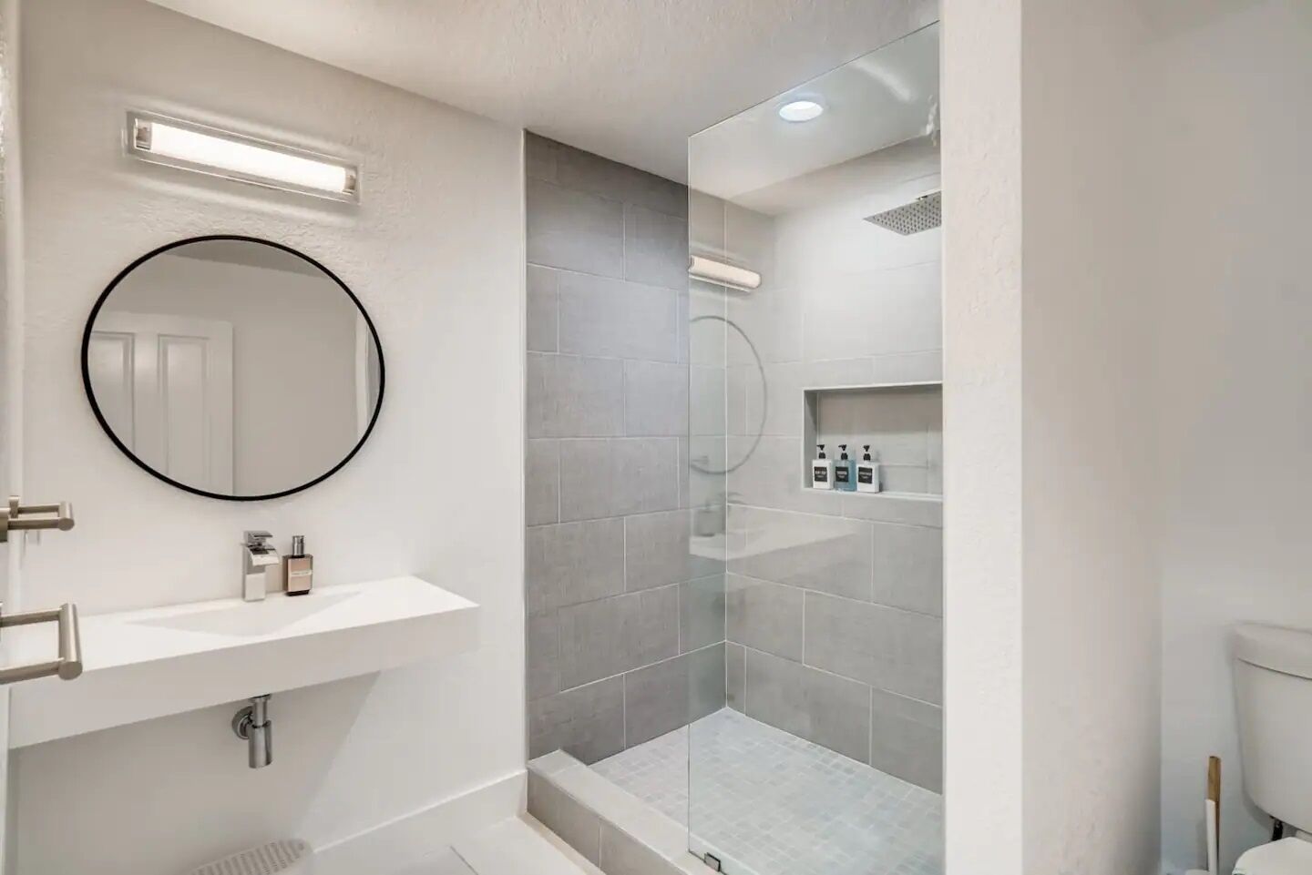 Ducha, bañera de hidromasaje, toallas y jabón