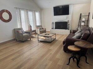 Smart TV, fireplace - Entire 4 bedroom home with private pool and backyard. (Houston)