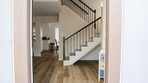 Una escalera conduce a un segundo piso con diseño moderno.