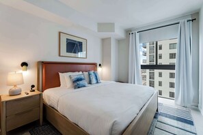 1 bedroom, desk, iron/ironing board, travel cot - Urban Oasis Luxury Suite- Sky High Amenities (Miami)