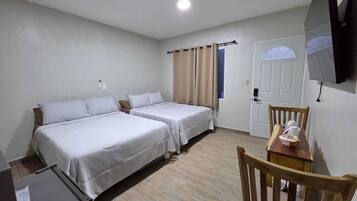 Tabla de planchar con plancha, wifi y ropa de cama