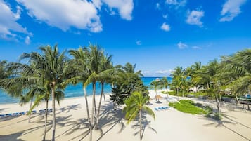 Chaises longues, serviettes de plage