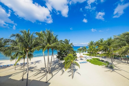 Sun-loungers, beach towels. La Perla Penthouse at Residencias Reef