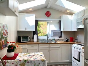 Een koelkast, een microgolfoven, een broodrooster