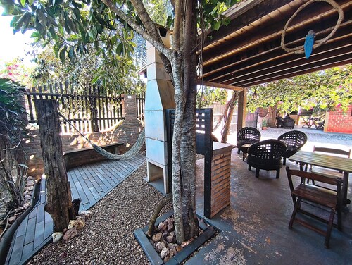Tarumã Challes 02: Complete chalet, 2 bedrooms, balcony and barbecue, pets allowed.