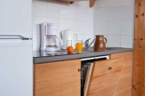 Réfrigérateur, micro-ondes, plaque de cuisson, lave-vaisselle