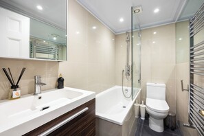 Shower, hair dryer, towels, soap - Private Garden Entire Town House in Earl's Court (London)