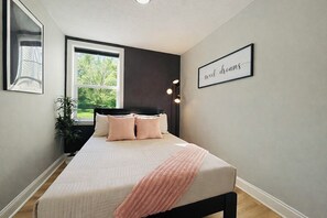 Een strijkplank/strijkijzer, wifi (toeslag), beddengoed