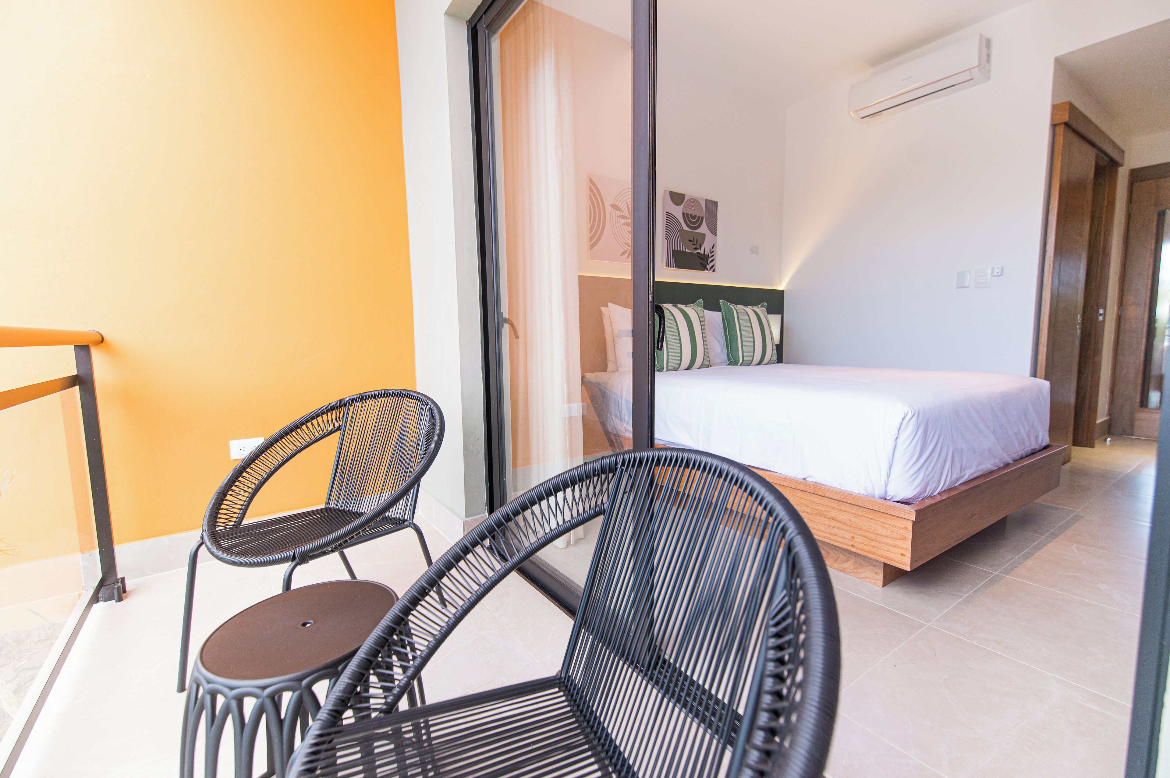 Rom – city, 1 queensize-seng, balkong, bakgårdsutsikt | Safe på rommet, individuelt dekorert, skrivebord og blendingsgardiner