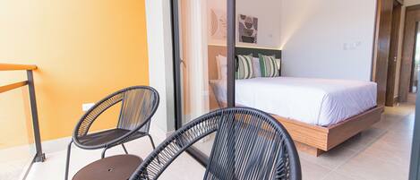 City-Zimmer, 1 Queen-Bett, Balkon, Blick auf den Innenhof | Zimmersafe, individuell dekoriert, Schreibtisch, Verdunkelungsvorhänge