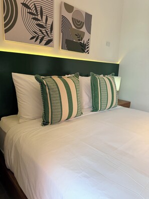 ห้องคอมฟอร์ท, ระเบียง, เห็นวิวทะเลบางส่วน | ตู้นิรภัยในห้องพัก, โต๊ะทำงาน, ผ้าม่านกันแสง, ห้องเก็บเสียง