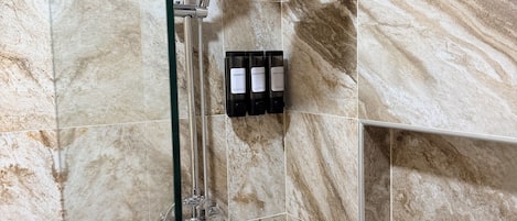 Habitación urbana, 1 cama Queen size, balcón, vista al patio | Baño | Regadera, toallas, jabón, shampoo