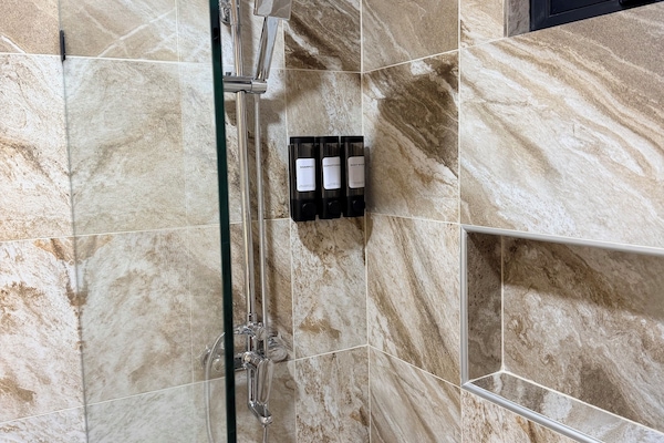 City-Zimmer, 1 Queen-Bett, Balkon, Blick auf den Innenhof | Badezimmer | Dusche, Handtücher, Seife, Shampoo