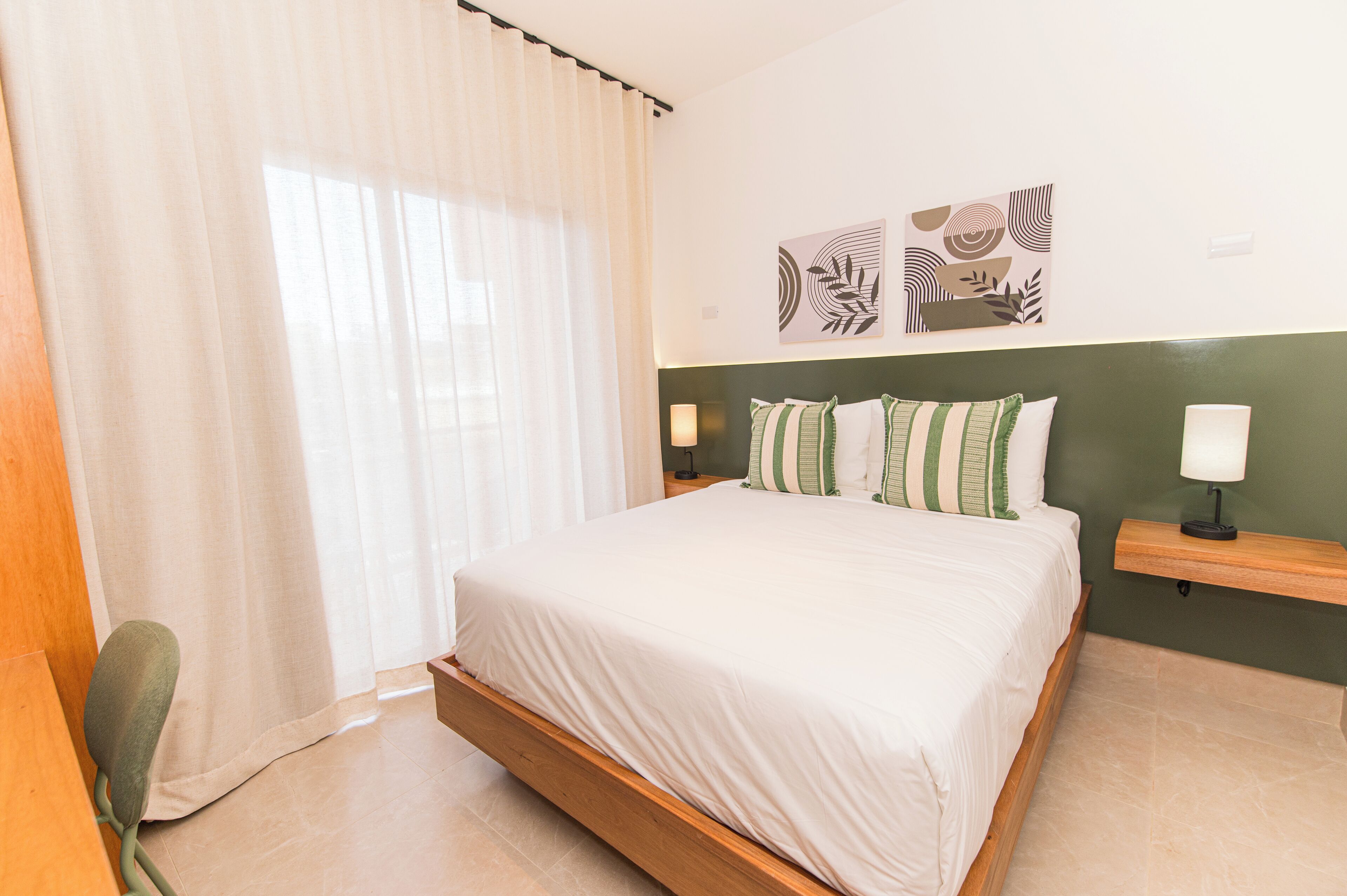 Habitación City, 1 cama de matrimonio, balcón, vistas al patio | Caja fuerte, decoración individual, escritorio y cortinas opacas