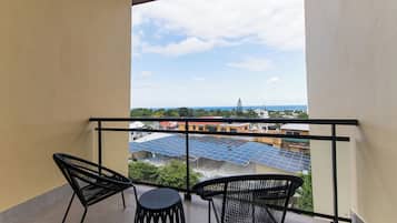 Chambre Ville, 1 grand lit, balcon, vue cour intérieure | Enceinte de l’hébergement