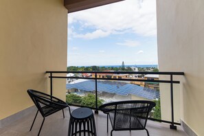 City Room, 1 Queen Bed, Balcony, Courtyard View | Property grounds