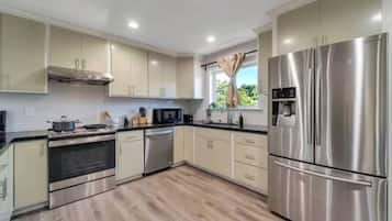 Een magnetron, een oven, een kookplaat, een vaatwasser