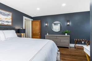 1 bedroom, iron/ironing board, Internet, bed sheets - Remodeled second-floor home in Columbus' central Clintonville - close to it all! (Columbus)