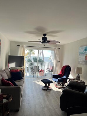 Living area - Beach Front 1-bedroom condo mid island Fort Myers Beach (Fort Myers Beach)