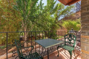 Design Double Room, Balcony, River View | Outdoor dining - Casa Rural Teresa (Libros)