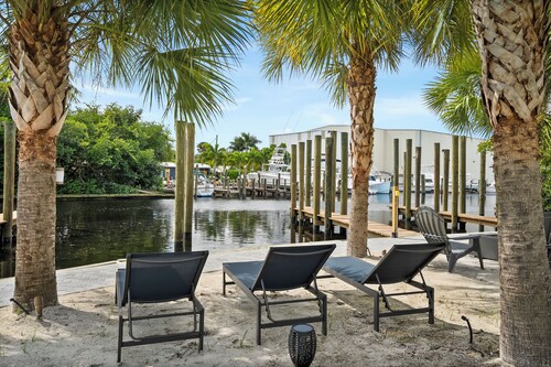 7 bedroom waterfront home! Dock slip included &Paddleboards, Kayaks, Firepits