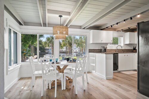 7 bedroom waterfront home! Dock slip included &Paddleboards, Kayaks, Firepits