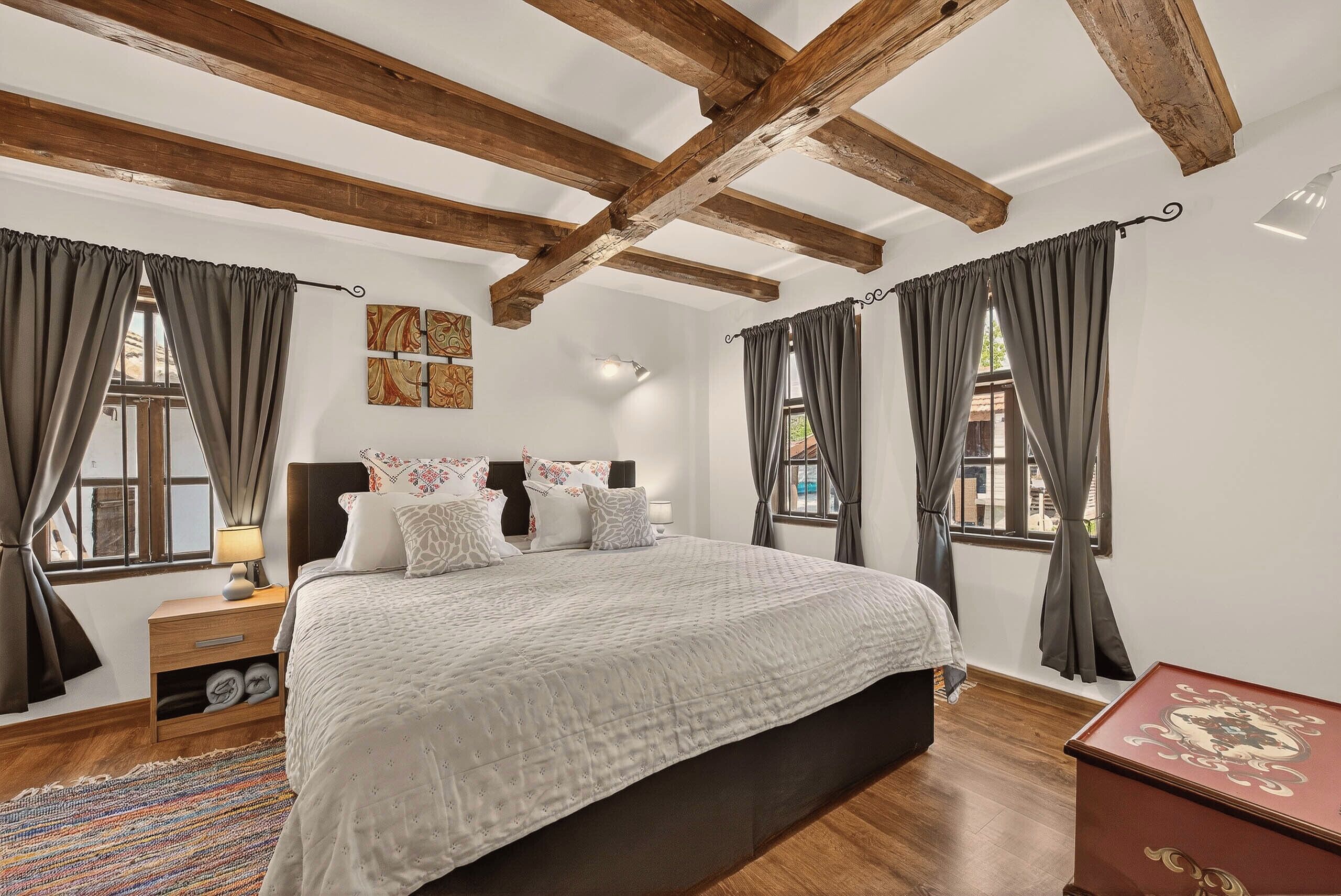 2 habitaciones, tabla de planchar con plancha y cuna de viaje 