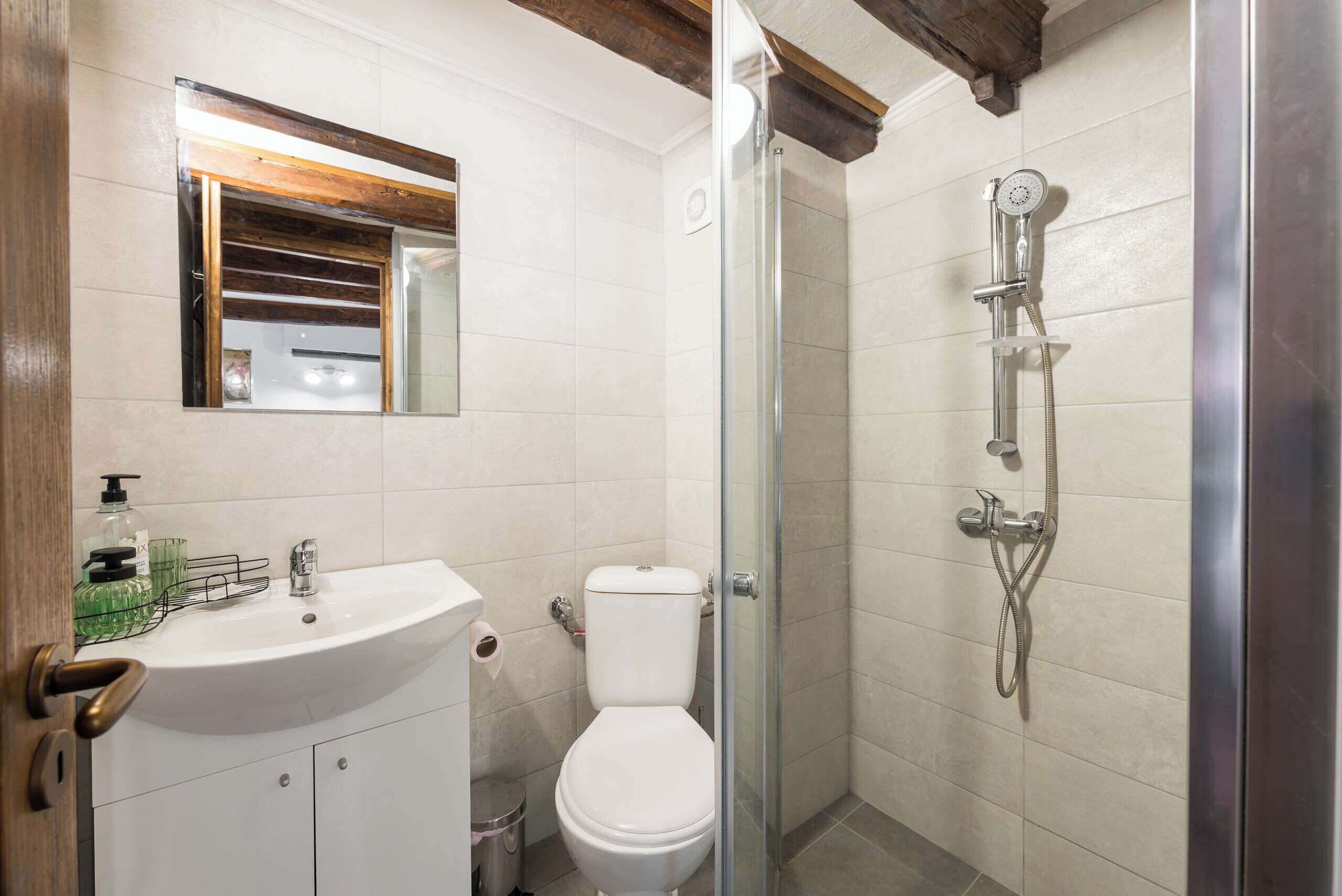 Douche, séchoir à cheveux, serviettes fournies, savon