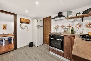 Fridge, microwave, oven, stovetop - Villa Augusta is a family-friendly eco-farmhouse with organic garden (Pchelnik)