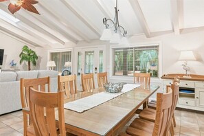Dining - Walk to Beach, Private Pool Onsite Sleeps 12 (Hilton Head Island)