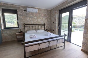 3 slaapkamers, een strijkplank/strijkijzer, wifi, beddengoed