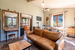 TV, fireplace - U Ponte Grossu - Piscine Privée (Sari-Solenzara)
