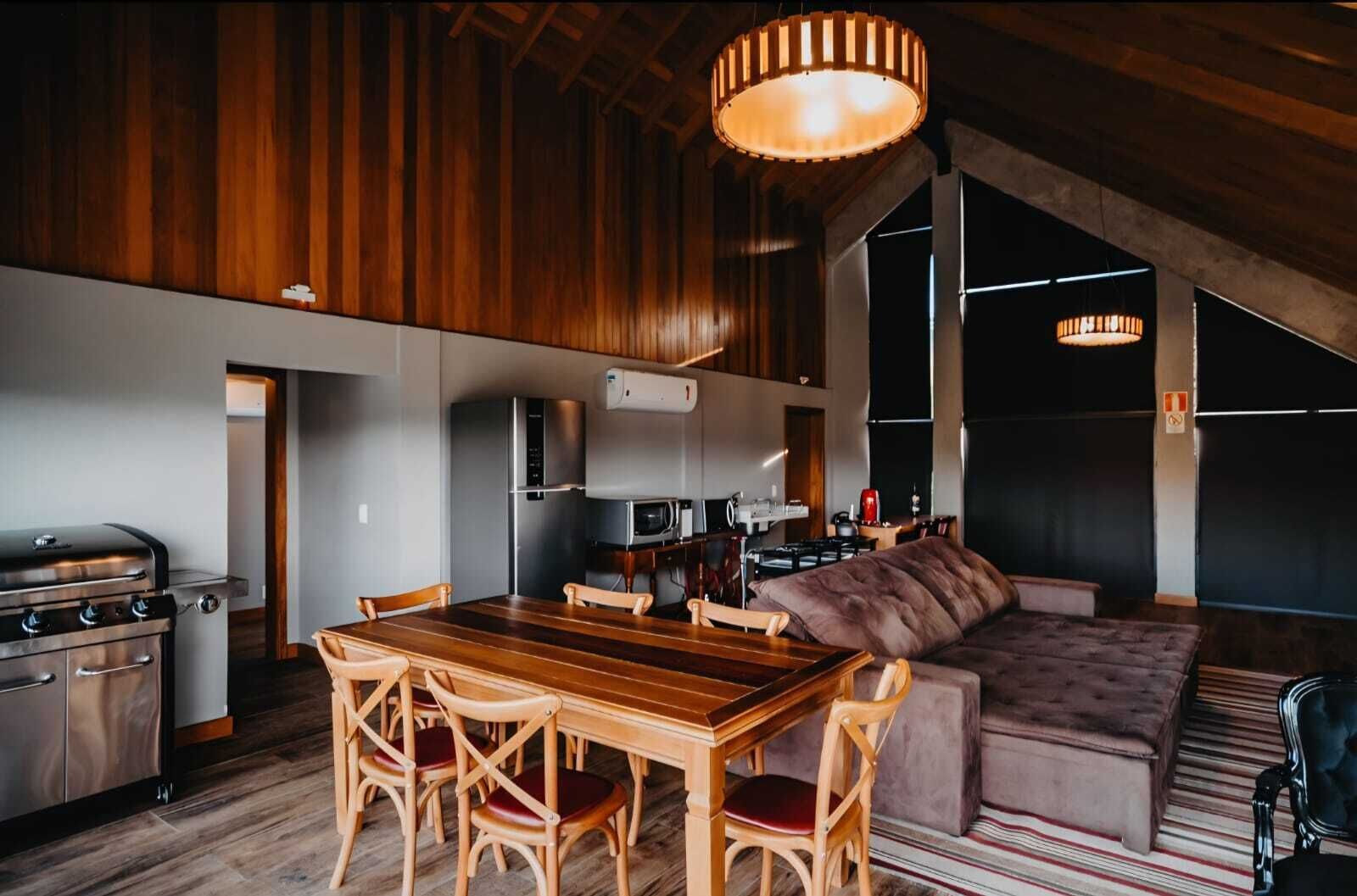 Una cocina moderna con comedor, sofá y una parrilla.