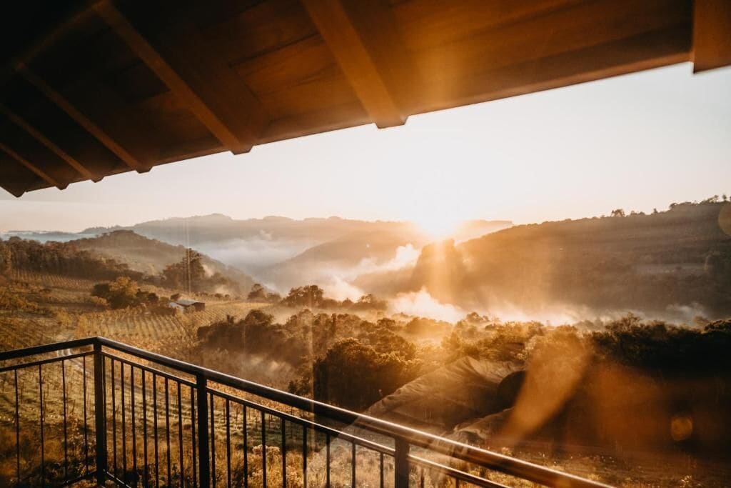 Quarto casal superior, sacada, vista para o jardim | Área da propriedade