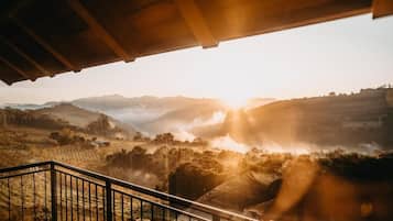 Quarto casal superior, sacada, vista para o jardim | Área da propriedade