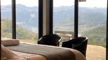 Quarto casal, sacada, vista para o jardim | Wi-Fi de cortesia