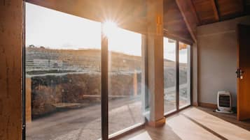 Quarto luxo, sacada, vista para o jardim | Terraço/pátio