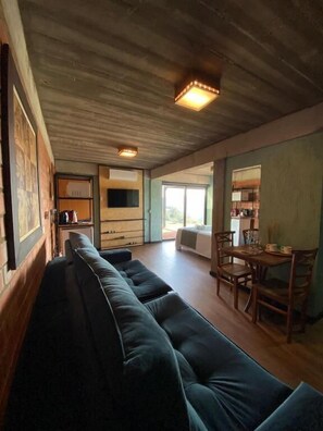 Tremannsrom, balkong, hageutsikt | Innvendig