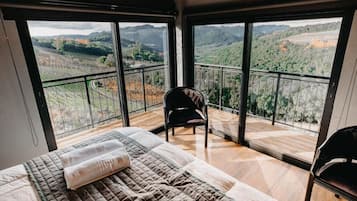 Quarto casal superior, sacada, vista para o jardim | Wi-Fi de cortesia