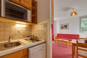 Fridge, microwave, stovetop, dishwasher - Studio Cosy Près des Pistes!  Local à Skis (Les Deux Alpes (Isère))