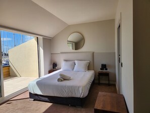 Deluxe Double Room, Marina View | In-room safe, desk, free WiFi - Les Trois Voiles (Port-Saint-Louis-du-Rhône)