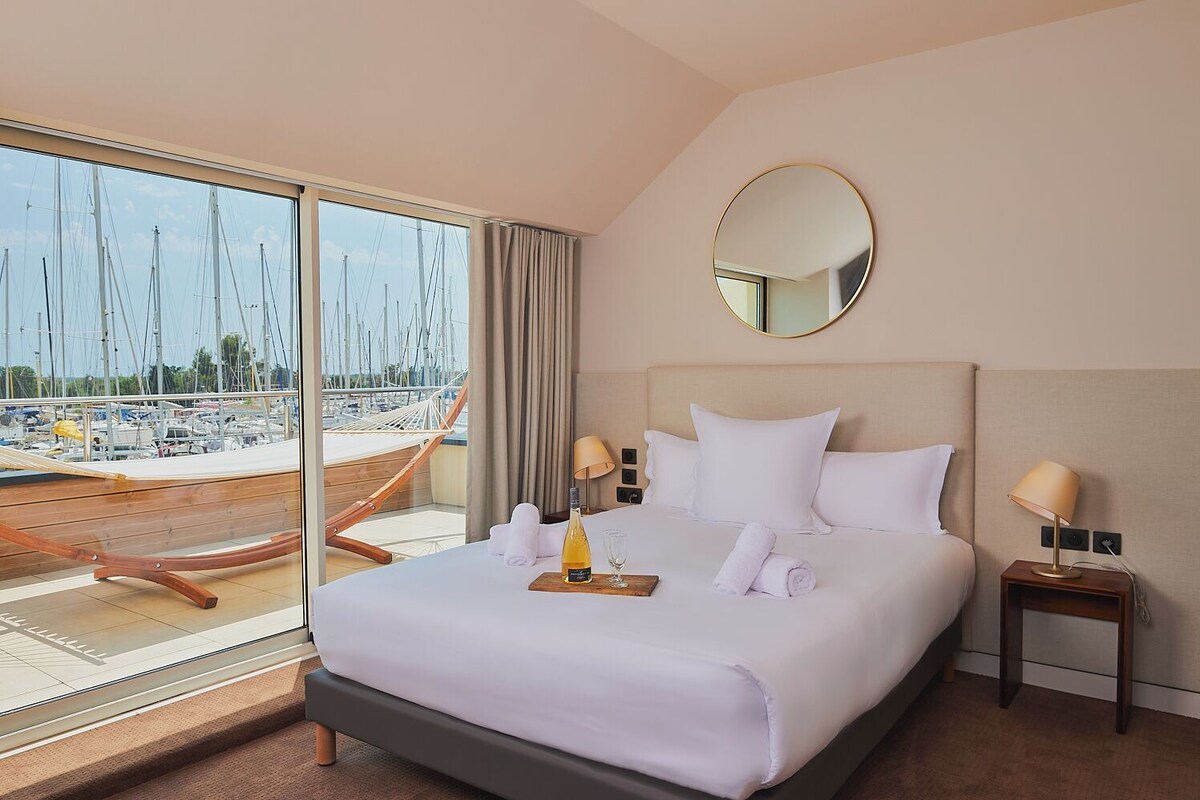Kamar Double Deluks, pemandangan marina | Minibar, brankas, meja kerja, dan Wi-Fi gratis