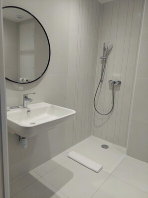 Habitación doble | Baño | Regadera, toallas, jabón, shampoo