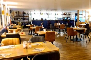 Se sirven almuerzos y cenas, restaurante con mesas al aire libre 