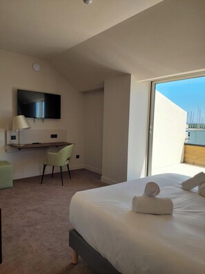 Deluxe Double Room, Marina View | In-room safe, desk, free WiFi - Les Trois Voiles (Port-Saint-Louis-du-Rhône)